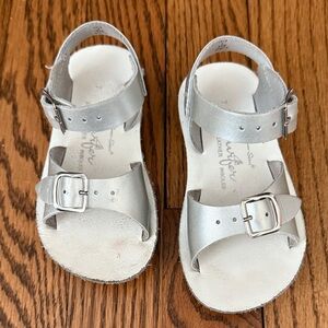 SUN SAN SURFER Silver Sandals with Adjustable Straps Size 7